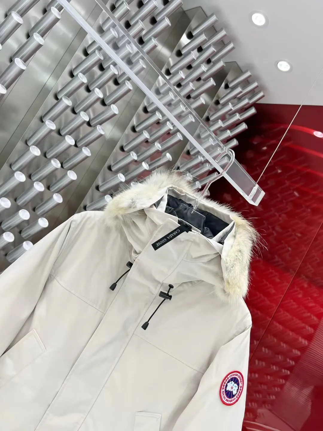 P900 top version) 𝘾𝘼𝙉𝘼𝘿𝘼 𝙂𝙊𝙊𝙎𝙀Big Goose 13# Size: S-XXL Color: White Gray Navy Black The design of Big Goose 13 is simple and elegant, a little longer than the 2008 model, more suitable for men and suitable for business people. This down jacket is popular for its simple design, which is not only practical but also has a certain sense of fashion. In terms of applicability, the Daye 13 model provides good thermal insulation performance. Its thermal insulation coefficient is level 5, which can provide enough warmth and is suitable for wearing in cold environments. In addition, the Daye 13 model also has a high cost performance. Compared with other models, it provides a better balance between price and performance, making it more competitive in the market.